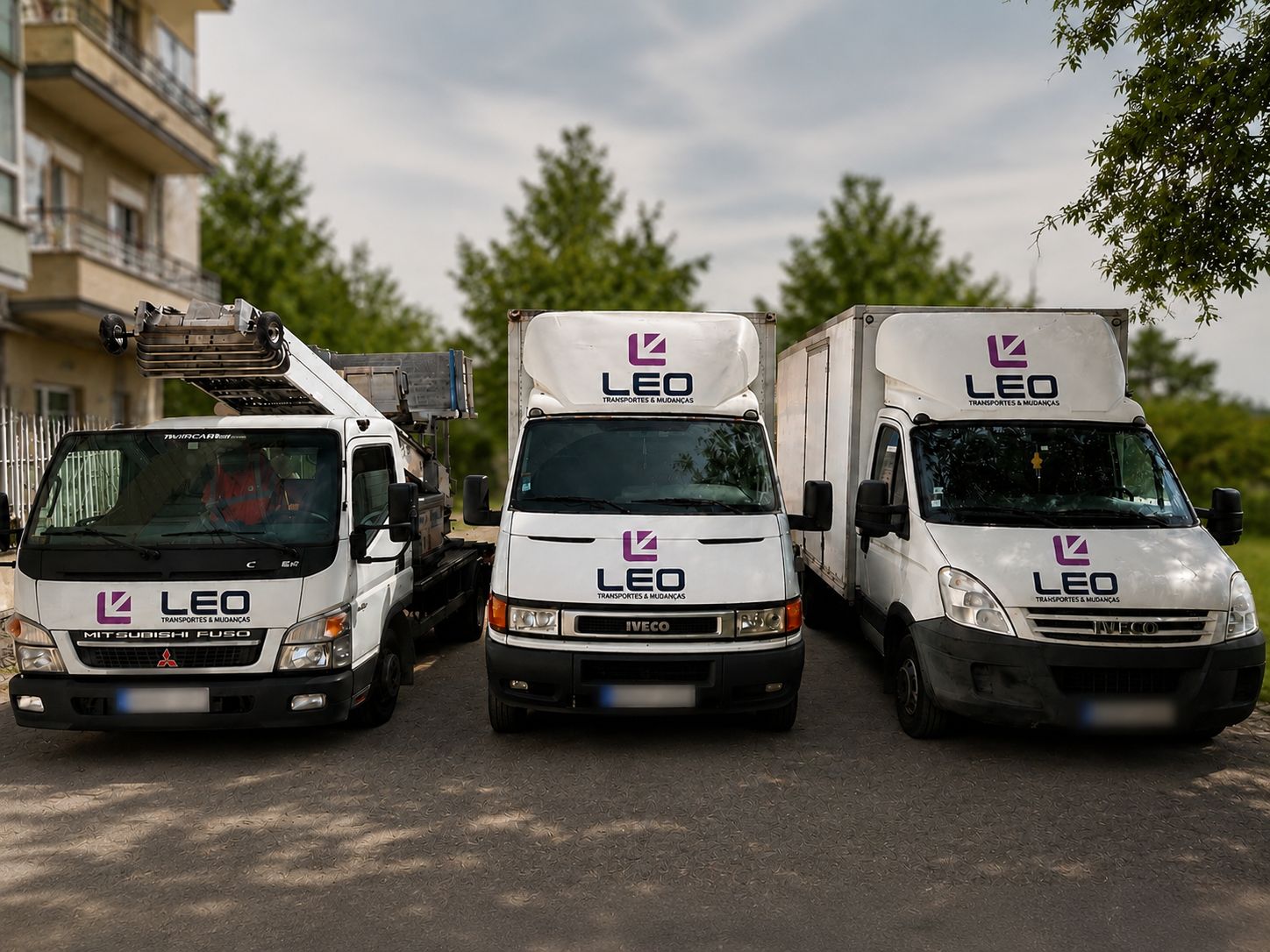 Frota de viaturas da LEO Transportes e Mudanças