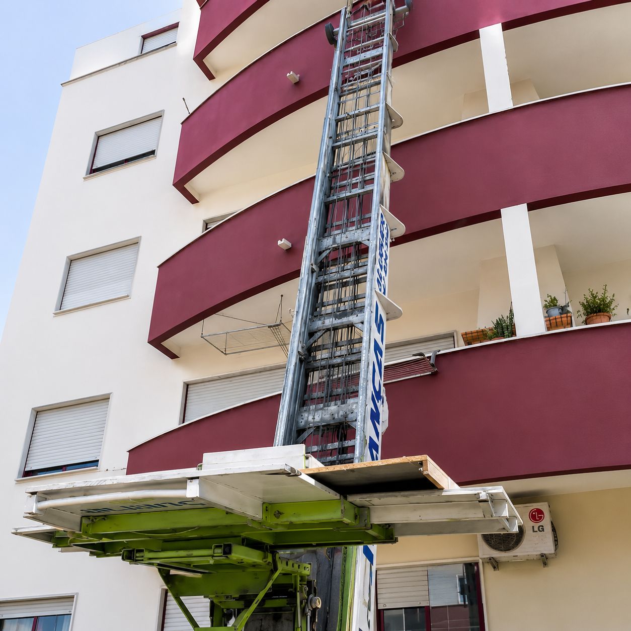 Elevador exterior para mudanças em pisos elevados pela LEO Transportes